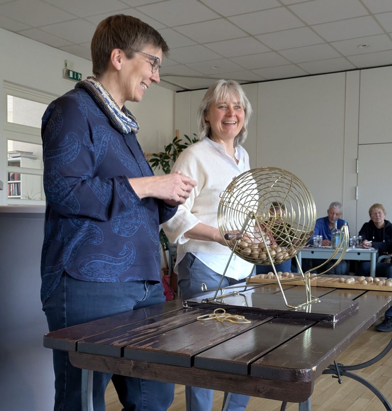 Bingo-Callerinnen Susanne und Regina als Bingo-Mistresses