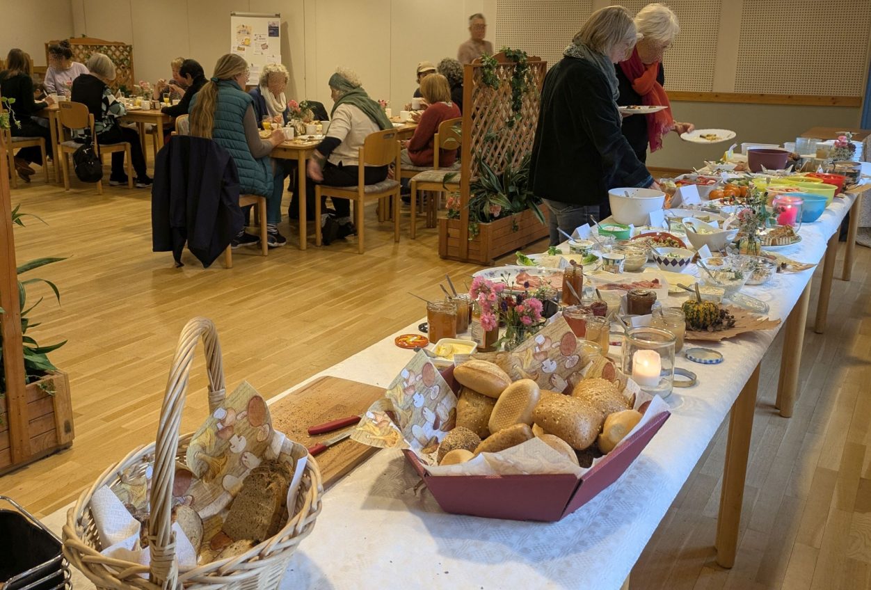 Frühstücksbuffet Frühstücksbuffet. Ein voller Tisch.