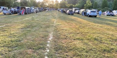 Noch lange Schatten in der Morgenstimmung beim Aufbau der Stände